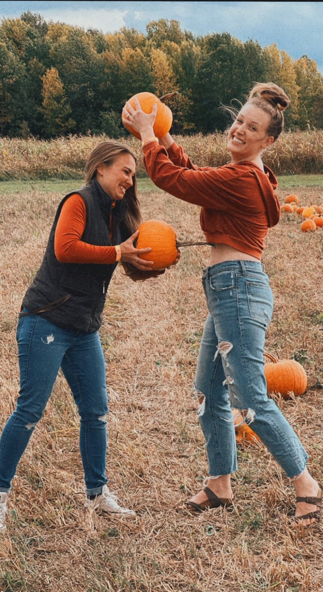 Melissaaaa_07's tweet photo. this is your sign to go to a pumpkin patch and have a cheesy photo shoot with punkins https://t.co/wlSkYdpVVl
