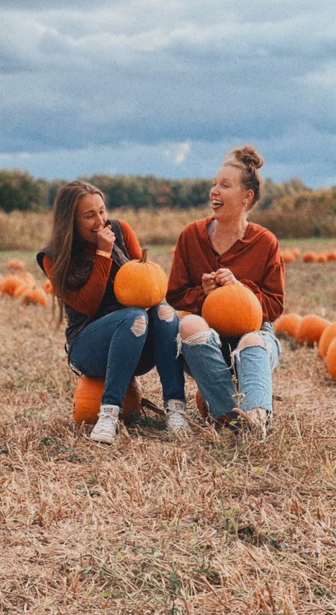 Melissaaaa_07's tweet photo. this is your sign to go to a pumpkin patch and have a cheesy photo shoot with punkins https://t.co/wlSkYdpVVl