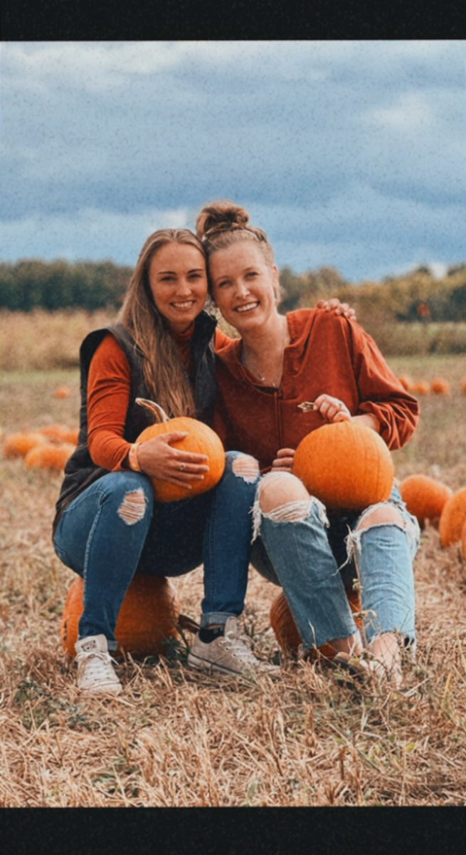 Melissaaaa_07's tweet photo. this is your sign to go to a pumpkin patch and have a cheesy photo shoot with punkins https://t.co/wlSkYdpVVl
