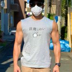 見た目からはそう見えない？「注射こわい」Tシャツを着てワクチン接種に向かうマッチョ!