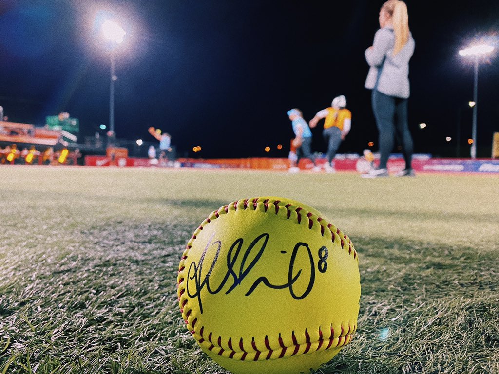 AUProSports's tweet image. Lele is throwing a gem 💎 

Retweet this tweet for a chance to win this ball signed by our current points leader, @ALESHIAOCASIO 🤩

#BeUnlimited