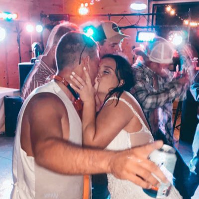 haleygraves151's tweet photo. #NewProfilePic i REALLY got to marry my best friend yesterday 💕 https://t.co/jBYAu4zz9P