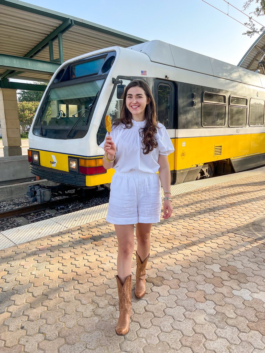 MaretMontanari's tweet photo. #ad Getting to the State Fair used to not be for the faint of DART, but @dartmedia makes it easy to get my fair fix in! Sign up for the GoPassยฎ app and #DART2StateFair, wherever ya are in DFW, for a corny dog.๐ https://t.co/6XRs3xwZZ4 https://t.co/YuXODh8jA3