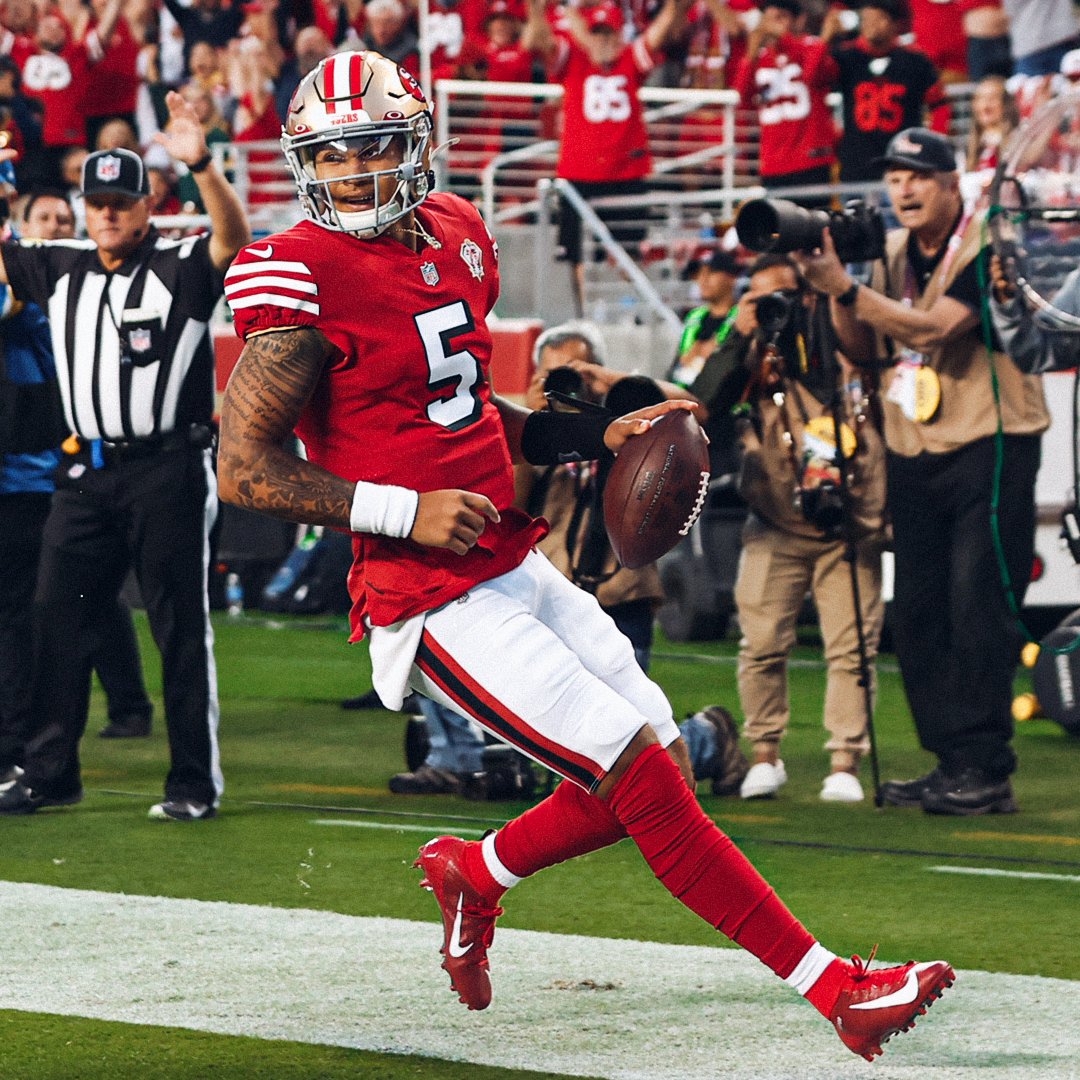 49ers's tweet photo. Big steppers 👟

#GBvsSF x #94Niners https://t.co/CIHTgOYOZv