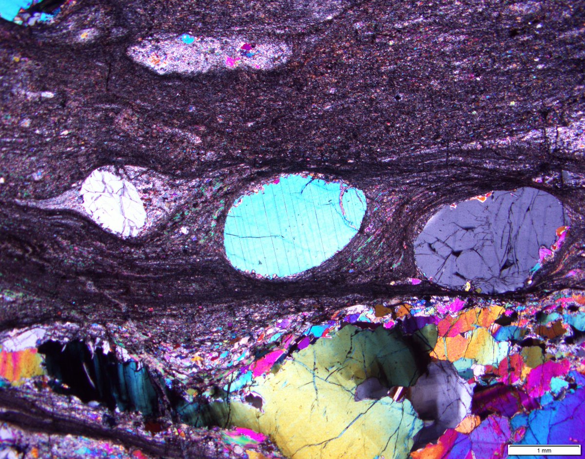 melaniefinch_'s tweet photo. Day 95: Porphyroclasts in ultramylonitic peridotite from the Finero complex, Italy under PPL (#1) and XPL (#2). On the bottom right of centre there is a grain with chessboard extinction. Other grains show kink bands, recrystallisation++
#100DaysofGeoscience #thinsectionthursday https://t.co/2DrKCJAoOi