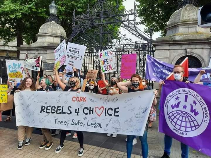 LinnKha03495815's tweet photo. International labor groups have joined with #Burmes commubity the protest to cut off #BloodyMoney for terrorist army on Mary Street in Dublin, #Ireland. (1/3)

#Sep27Coup
#FreezePaymentsToJunta
#WhatsHappeningInMyanmar https://t.co/MwqUjlioBd