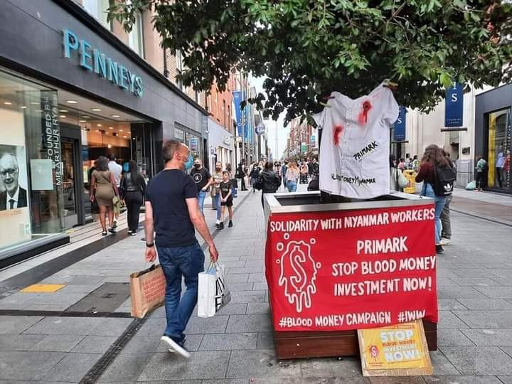 LinnKha03495815's tweet photo. International labor groups have joined with #Burmes commubity the protest to cut off #BloodyMoney for terrorist army on Mary Street in Dublin, #Ireland. (1/3)

#Sep27Coup
#FreezePaymentsToJunta
#WhatsHappeningInMyanmar https://t.co/MwqUjlioBd
