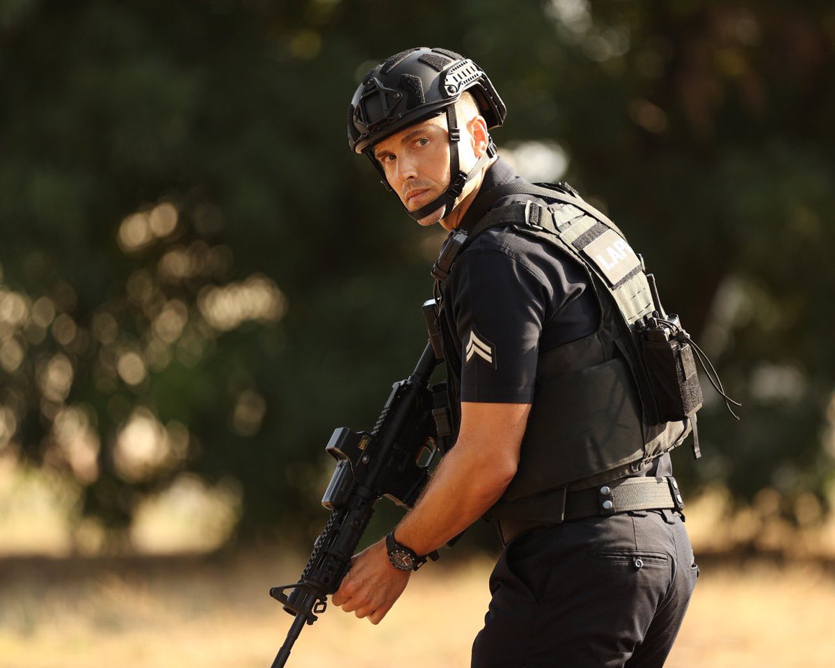 mabelsmoras's tweet photo. chenford looking badass while back in action #TheRookie #chenford @Mel13Oneil @EricWinter1 https://t.co/7AQtdPVJVs