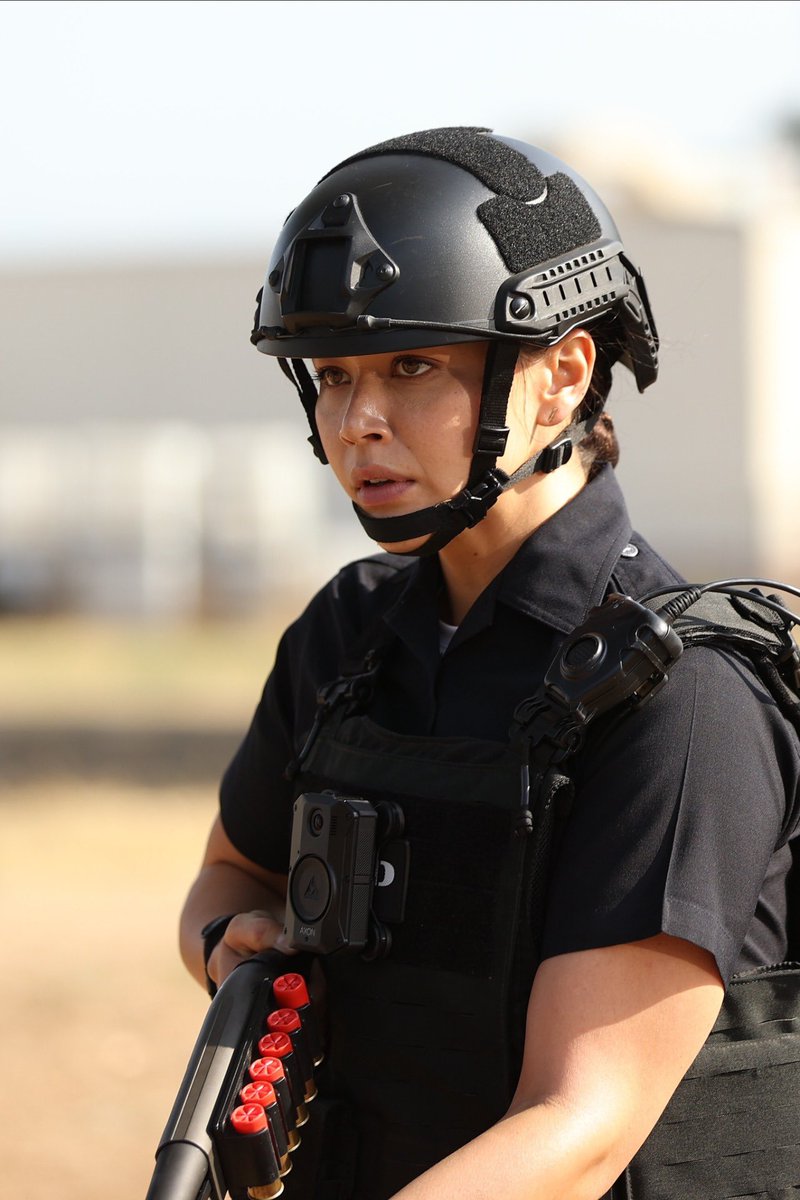 mabelsmoras's tweet photo. chenford looking badass while back in action #TheRookie #chenford @Mel13Oneil @EricWinter1 https://t.co/7AQtdPVJVs