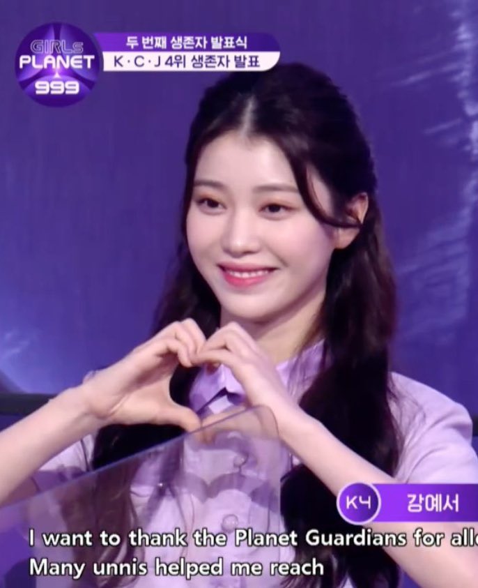 xiaoseofeed's tweet photo. yeseo thanking her unnies and xiaoting making a heart for her https://t.co/7YHI3ZwjJW