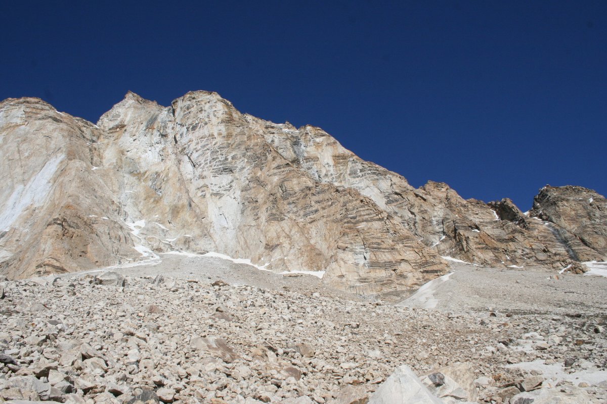 melaniefinch_'s tweet photo. Day 97: Mt Gumburanjun, NW Himalaya: a dome, formed by intrusions of melt into the country rock, as you can see in the second and third pictures which are close shots.
#100DaysofGeoscience https://t.co/YmiWN729Gz