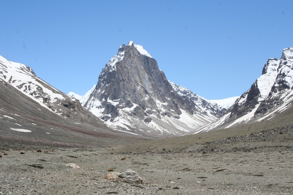 melaniefinch_'s tweet photo. Day 97: Mt Gumburanjun, NW Himalaya: a dome, formed by intrusions of melt into the country rock, as you can see in the second and third pictures which are close shots.
#100DaysofGeoscience https://t.co/YmiWN729Gz