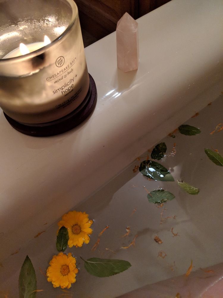AmandaEmory7's tweet image. Sunday nights are the perfect time to unwind and practice some much needed self care ✨ This is your sign to grab your favorite products and run a bath tonight 🛁 #ufcjconline