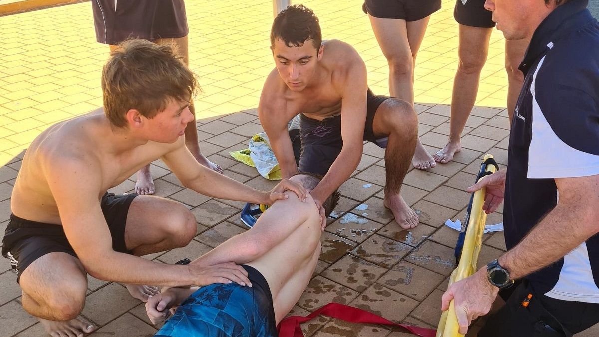 LifeSavingWA's tweet photo. Well done to the 16 Pilbara lifeguards and duty managers who completed every challenge thrown at them by @LifeSavingWA trainer Ryan at their recent pool lifeguard requalification in Port Hedland. Read about the training here: https://t.co/Akt7aR5Np1
#poollifeguards #teamwork https://t.co/IcjixnP33b