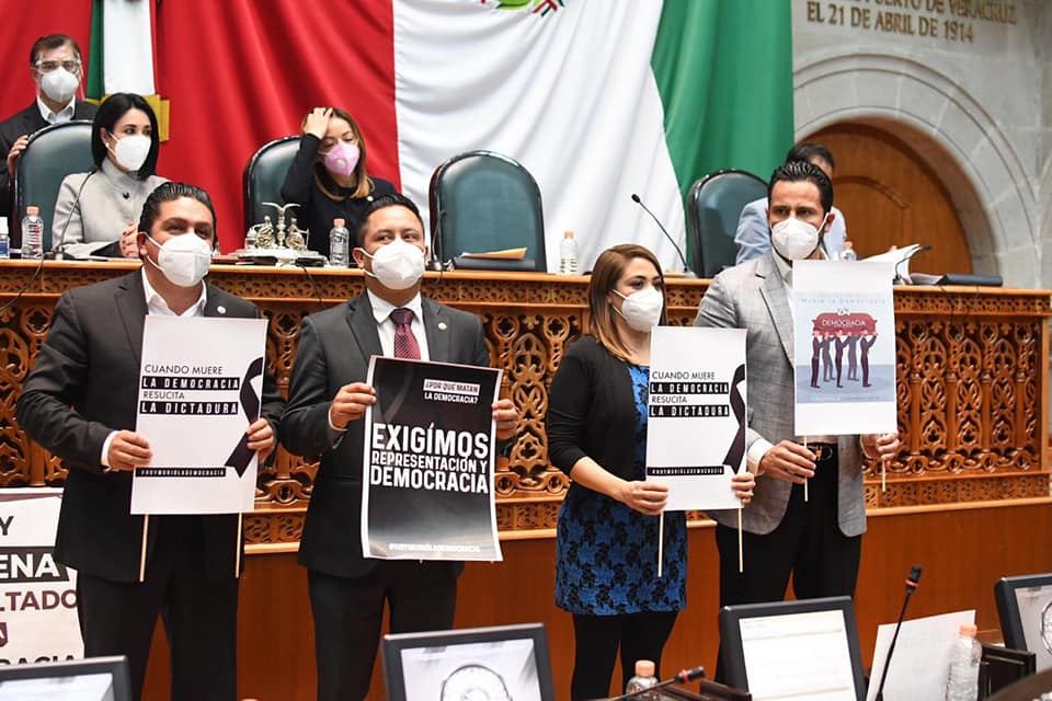 anuarazar's tweet photo. Alcemos la voz, hagamos que las cosas sean mucho mejor. 
#PAN #PanEdomex #AnuarAzar #ConTodaLaFuerzaDelPAN #Edomex #UnidadPANEdomex #AcciónNacional #México #NuestraMilitancia #NuestrosGobiernos #NuestrosPrincipios #Panismo https://t.co/xOEGcaF2aP