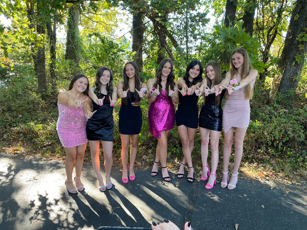 TrishaGrantham5's tweet photo. Addyโs first Homecoming 2021๐๐ #footballfield #hoco21 #pink&black #THSpack #flyingthroughthenight @ag_stl @GranthamAddy https://t.co/yPAMKdFOwF