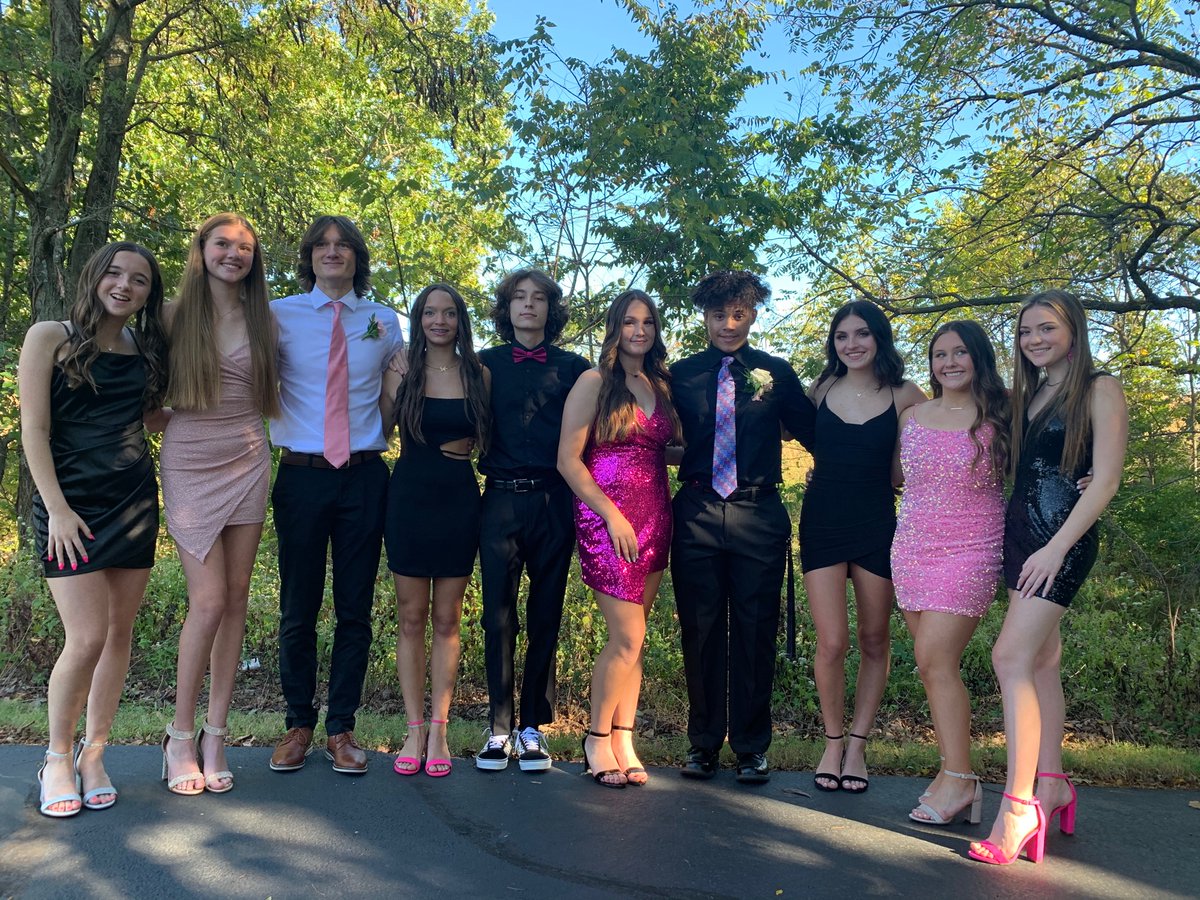 TrishaGrantham5's tweet photo. Addyโs first Homecoming 2021๐๐ #footballfield #hoco21 #pink&black #THSpack #flyingthroughthenight @ag_stl @GranthamAddy https://t.co/yPAMKdFOwF