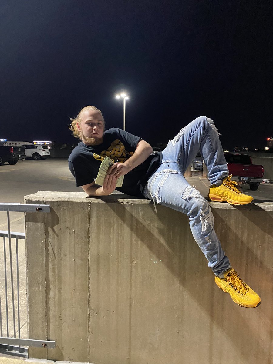 TonezYo's tweet photo. Listened to @MoneyMan & ran up my bag 🤮🤑 #epidemic #WeNotLazy https://t.co/7kYg0zax8j
