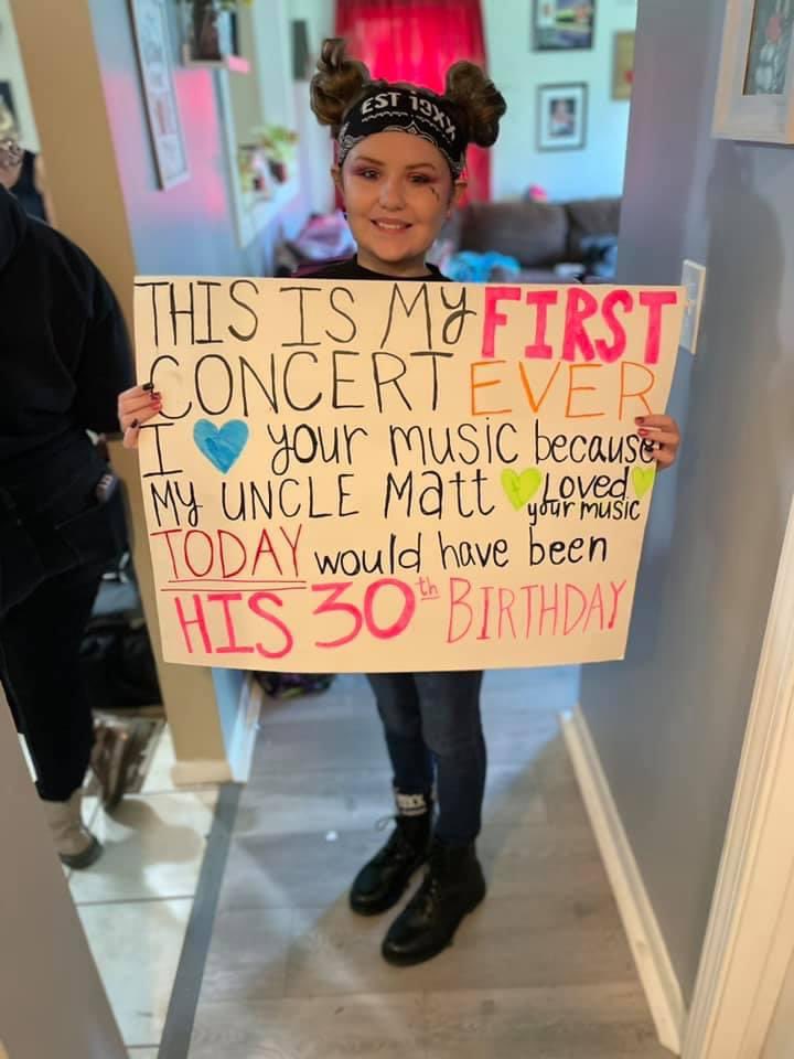 TaraLynn_B's tweet photo. My beautiful 11 YEar old niece experienced her 1st concert at LTL to see @machinegunkelly for her beloved uncle/my husbands 30th birthday. By the time she made it up front the rude SK fans tore up her sign. She Atleast got to see him perform.@Slimxx_ @machinegunkelly @rook419 https://t.co/WtmABY2Qpa