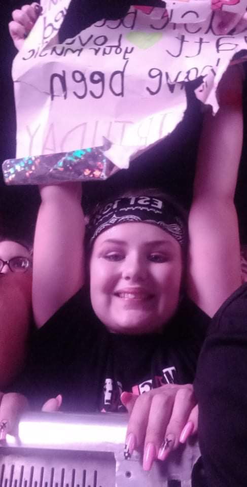 TaraLynn_B's tweet photo. My beautiful 11 YEar old niece experienced her 1st concert at LTL to see @machinegunkelly for her beloved uncle/my husbands 30th birthday. By the time she made it up front the rude SK fans tore up her sign. She Atleast got to see him perform.@Slimxx_ @machinegunkelly @rook419 https://t.co/WtmABY2Qpa
