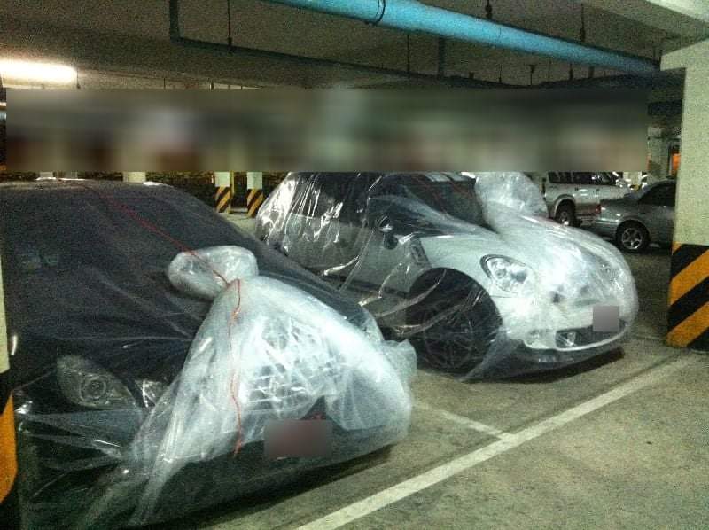 PravitR's tweet image. How some Thais protect their beloved vehicles from the current flood that's moving closer to Bangkok. Just in case you can't move your furniture quick enough or drive your cars. #WhatsHappeningInThailand #Thailand 
photo ht chee prong khong dee
#น้ําท่วม #น้ําท่วมลพบุรี
#ผนงรจตกม