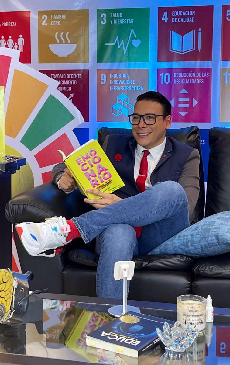 EduardoCarreonM's tweet photo. Presenté mi nuevo libro:  #Emocionario Manual de los Corazones Locos.
😍😎🥸🤩🤪🥳😈🍑 

#Feliz  🤍💛💙 https://t.co/2ASxq0U2y9