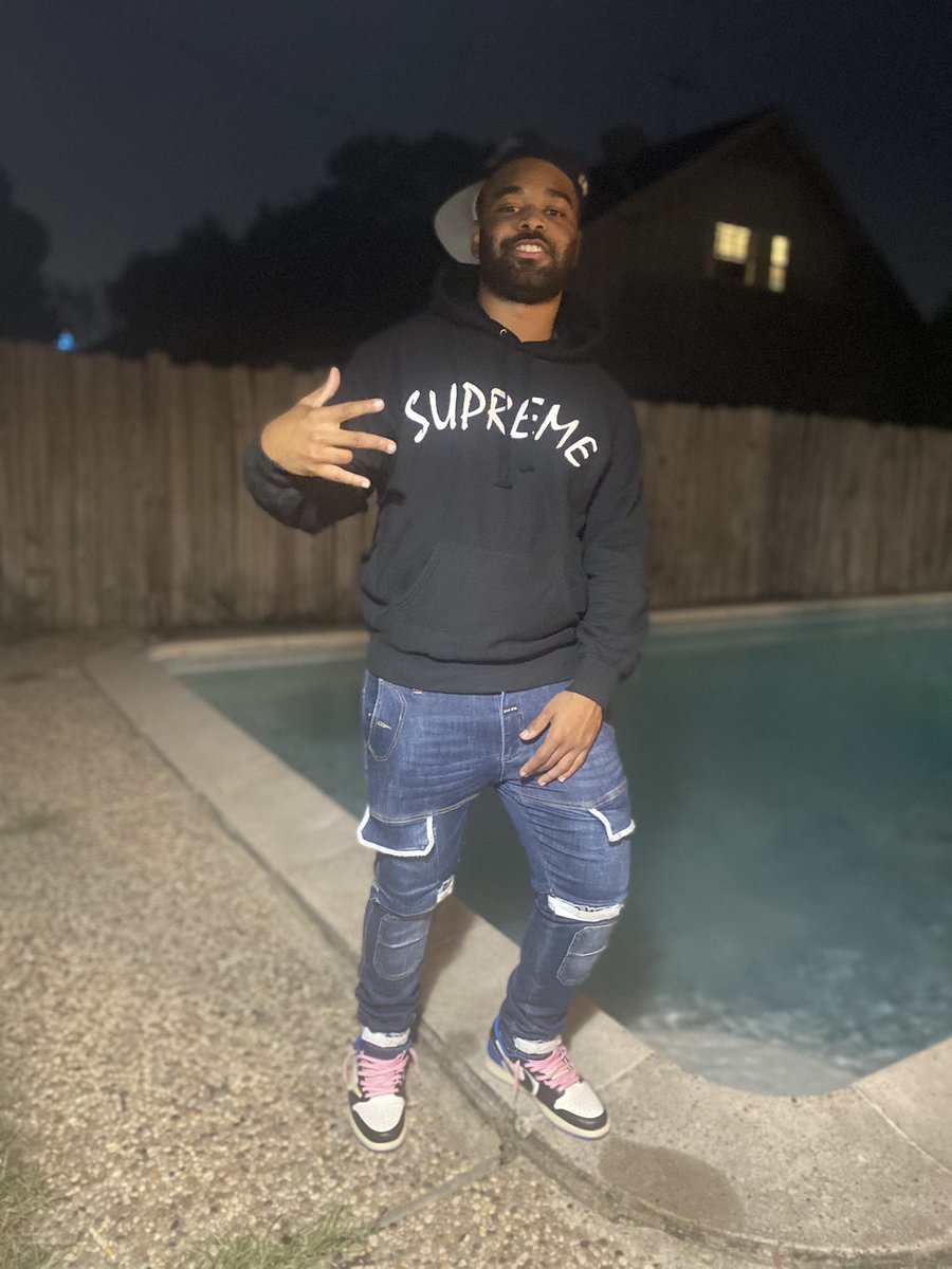 Way3Wireless's tweet photo. If having sex wit two women at da same time makes it a threesome. Having sex wit one woman makes it a twosome. Then I guess y’all know why I’m called handsome https://t.co/HmadazNgrc