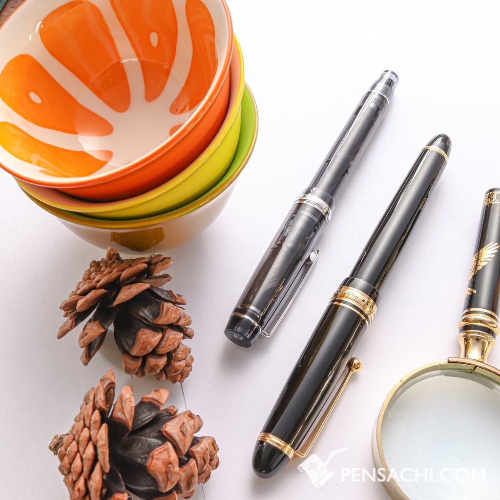 pen_sachi's tweet photo. For black fountain pens, do you prefer transparent ones or solid ones? (like the Custom Heritage 92 and the Custom 743 here in this photo)? 🤔 #ch92 #custom743 #customheritage https://t.co/N0g1jHMgKV