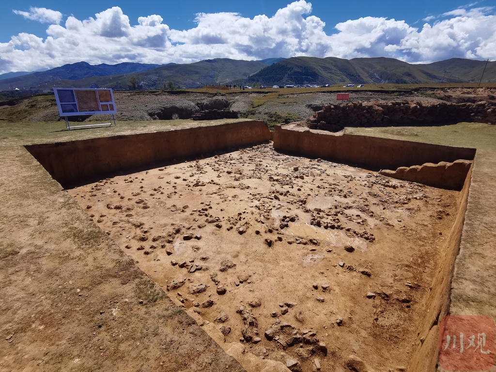 SichuanDaily's tweet photo. The site of #PiLuo, which is a large #palaeolithic site 130 thousand years old, was discovered in #Daocheng, #Sichuan. The site covers an area of around 1 million square metres and reaches an altitude of around 3,750 m. The archaeologists found nearly 10,000 stone #artefacts. https://t.co/uBdtQzv2za