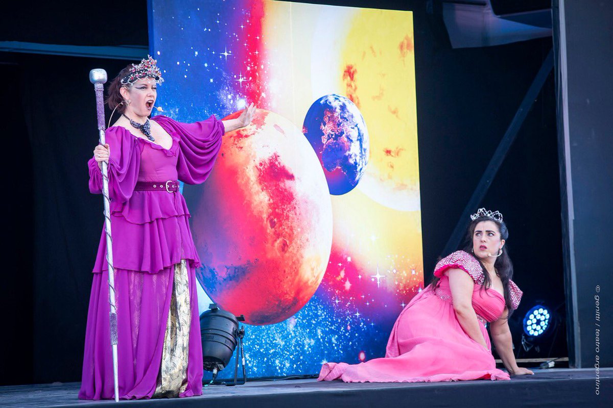 Estuvimos en <a href="/MunicipioLdeZ/">Mun Lomas de Zamora</a> despidiendo el maravilloso recorrido de "La Flauta Mágica" 💫por los municipios de nuestra Provincia. 
La bella obra de Mozart adaptada al castellano y para niñxs por el <a href="/TeatroArgentino/">Centro Provincial de las Artes Teatro Argentino</a> , llegó  a #Lomas gracias al “Camión Lírico” de <a href="/TecnopolisArg/">Tecnópolis Argentina</a>