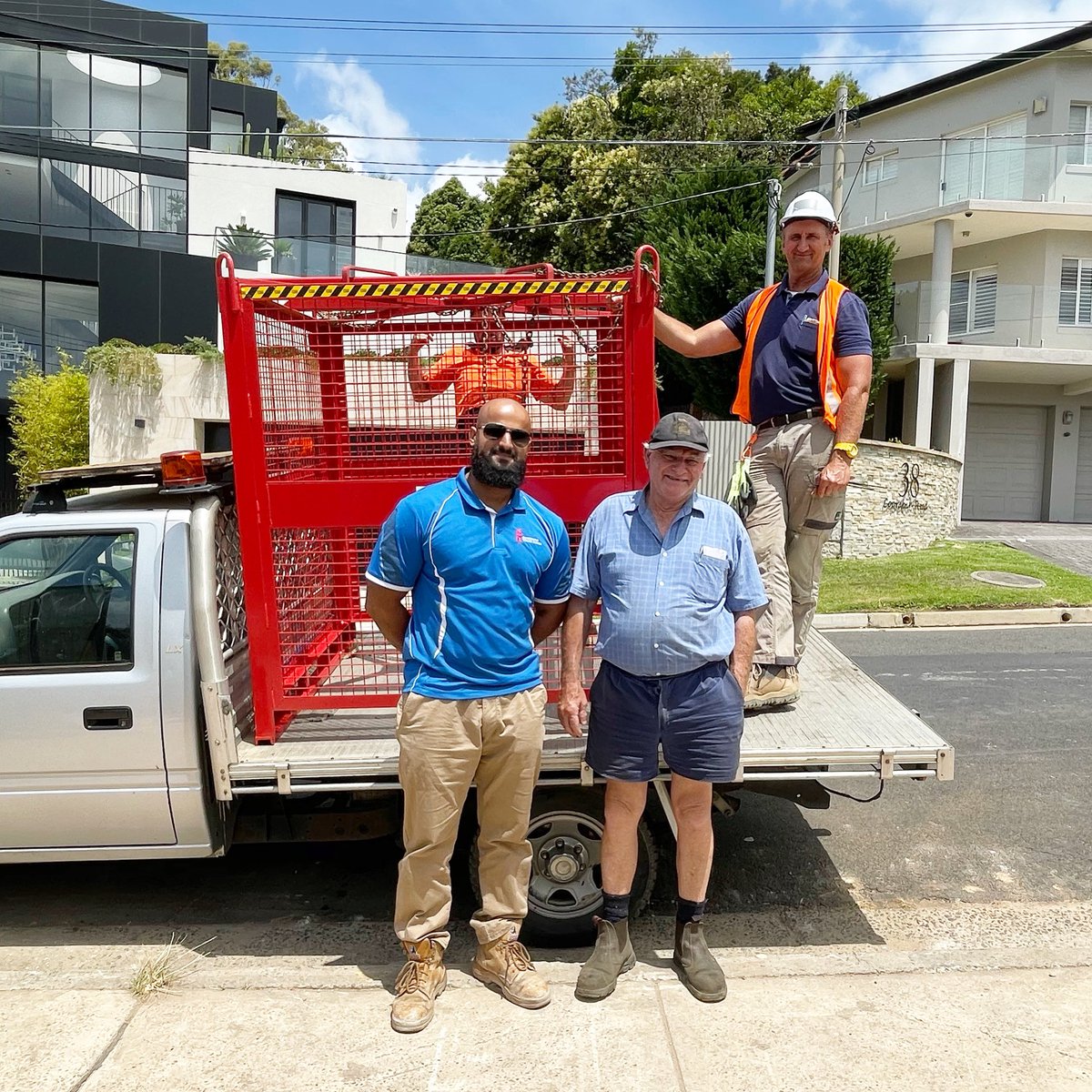 SultanBakhshi93's tweet photo. A special thank you to James, Kaitlin and Kris from @jakin_luxury_living for using our tower crane and labour hire services. Cheers fellas to continuing on building our solid relationship 👍🏗

#SkyscraperTowerCranes 
#Rigging 
#TowerCranes 
#Sydney 
#Australia 
#Construction https://t.co/hWSRTlYpVC