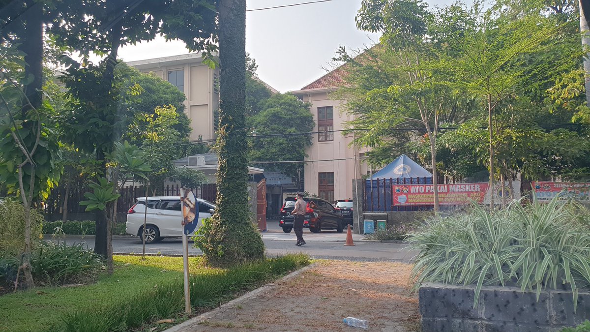 Suasana PTM hari senin pagi... kesibukan ortu siswa drop anak2nya disalah satu sekolah dijalan Polisi Istimewa... 😷🙏👍