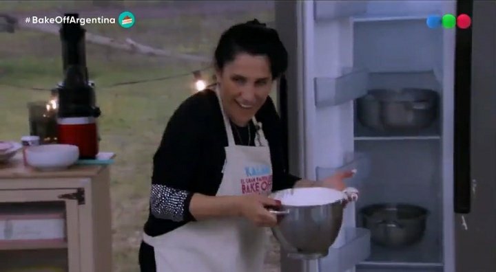 JuliGuanaaa's tweet photo. La cara del mismísimo demonio clavó Kalia cuando le tiro la buttercream a Facu #BakeOffArgentina https://t.co/TVOisU3Gl9