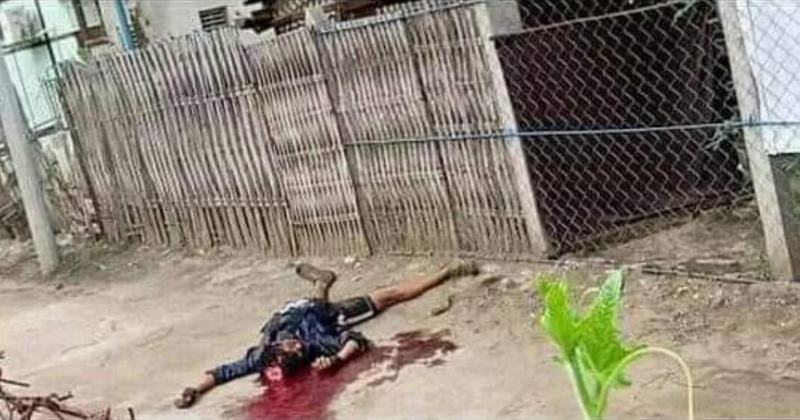 HanHtueLwin's tweet photo. This is happening now in MoneYway and KyayMone villages today. Long story short, Burmese Military raided/burnt the two villages, shot people in the heads and ran over the dead bodies they just shot, with the trucks. #WhatsHappeningInMyammar https://t.co/Z0eWjsJXWO