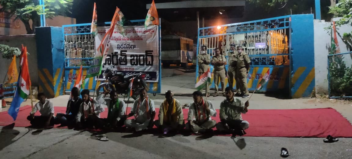 kisanektamorcha's tweet photo. Farmers and workers from other organisations outside Wanaparthi bus station in Telangana from 3am today on Bharat Bandh.

#आज_भारत_बंद_है https://t.co/PlM4HS22nR