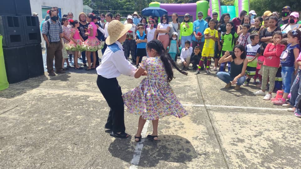 Un domingo de sana diversión, mucha alegría y recreación para los más pequeños, junto a mi esposa Gairimar Cano, en la bella población de La Azulita, municipio Andrés Bello. Dibujamos una sonrisa a más de 500 niños y niñas, provenientes de seis aldeas. 1/3