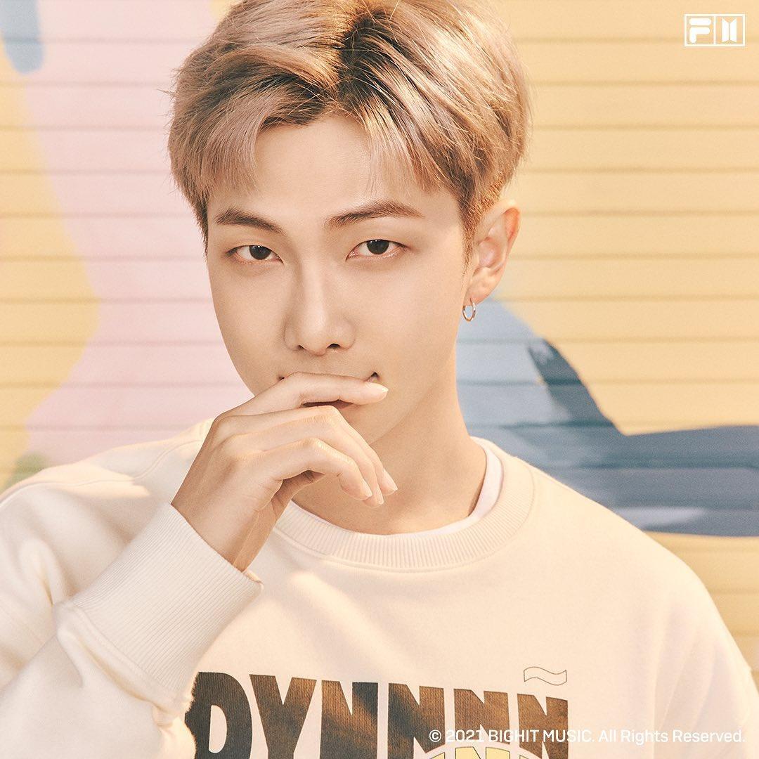 내 안에 빛나는 불꽃들로
With the sparks inside me

Let’s be Dynamite
FILA X BTS Dynamite Collection

💜제품 확인하기: bit.ly/3tFECUj

#FILA #방탄소년단 #BTS #RM #김남준 #NamJoon #Dynamite_Collection #Lets_be_Dynamite