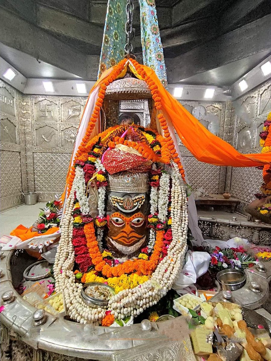 bsp0909's tweet photo. जय श्री महाकाल 
जय श्री अनादिकल्पेश्वर 
श्री महाकालेश्वर ज्योतिर्लिंग का आज का भस्मारती शृंगार दर्शन 27 सितंबर 2021 ( सोमवार) https://t.co/Rrpf5VujJT