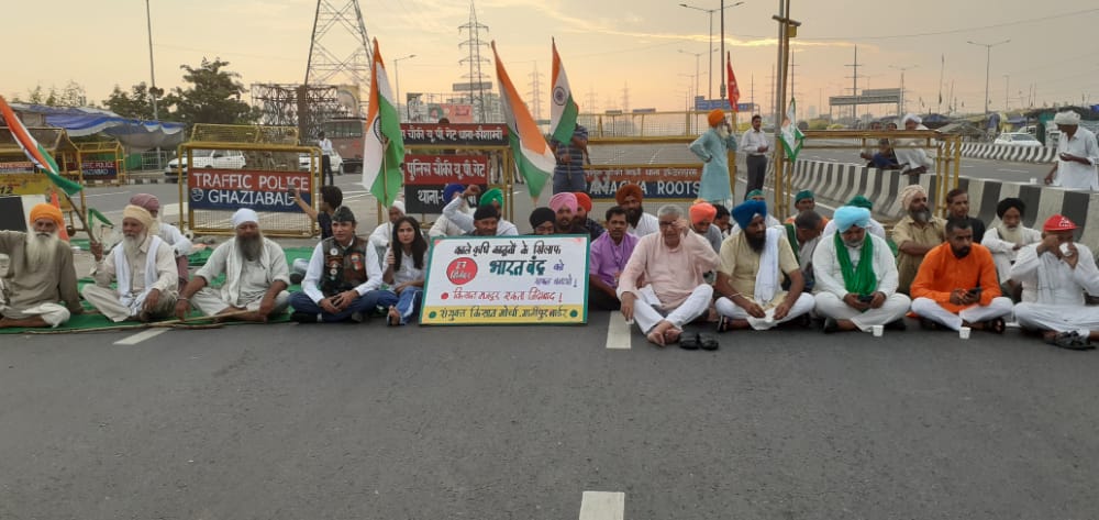 kisanItcell1's tweet photo. Gazipur border blocked by farmers.
#आज_भारत_बंद_है https://t.co/dJ06y9wdXf
