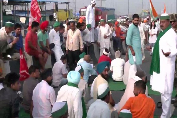 kisanektamorcha's tweet photo. Delhi Meerut express way.
#आज_भारत_बंद_है https://t.co/kgM4jbVi2T