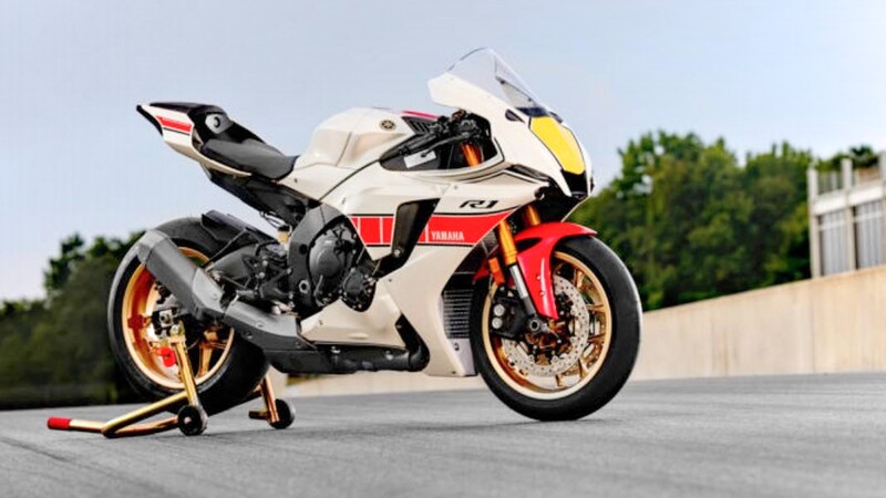 Autocosmos's tweet photo. . @YamahaMotorMX homenajea sus primeros éxitos en competición con la serie #WorldGP 60th Anniversary 😎 Este paquete estético para las YZF-R1, R7, R3 y R125 2022 incluye basculante de aluminio ligero,tanque de combustible de 11 L,instrumentos LCD, etc.🔥👉https://t.co/heGGDL7rYh https://t.co/7qL6BXjnkQ