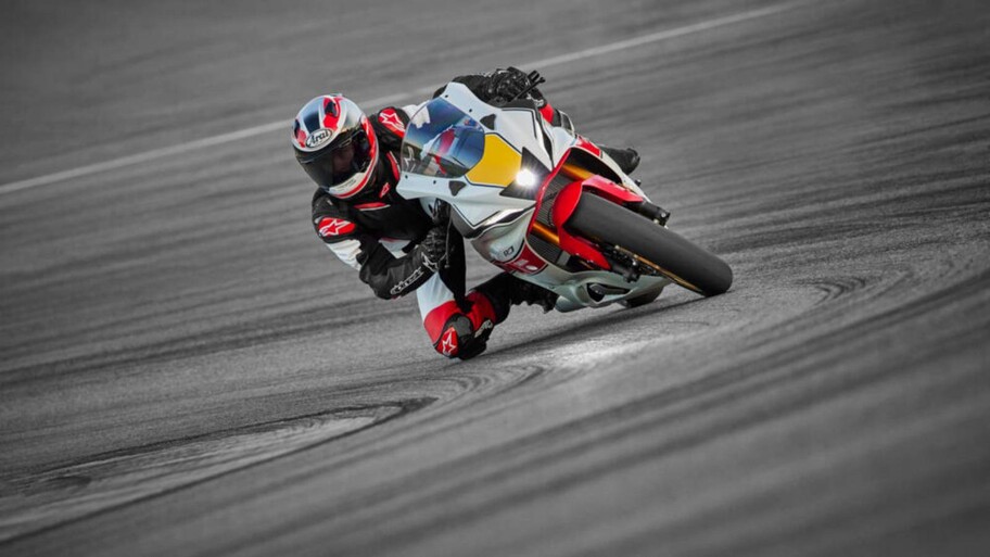 Autocosmos's tweet photo. . @YamahaMotorMX homenajea sus primeros éxitos en competición con la serie #WorldGP 60th Anniversary 😎 Este paquete estético para las YZF-R1, R7, R3 y R125 2022 incluye basculante de aluminio ligero,tanque de combustible de 11 L,instrumentos LCD, etc.🔥👉https://t.co/heGGDL7rYh https://t.co/7qL6BXjnkQ