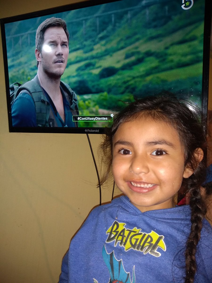 #conUñasydientes
Isabella y <a href="/erikagranadosp/">Erika Granados</a> viendo Jurassic World 
<a href="/MiCanal5/">El 5</a>
