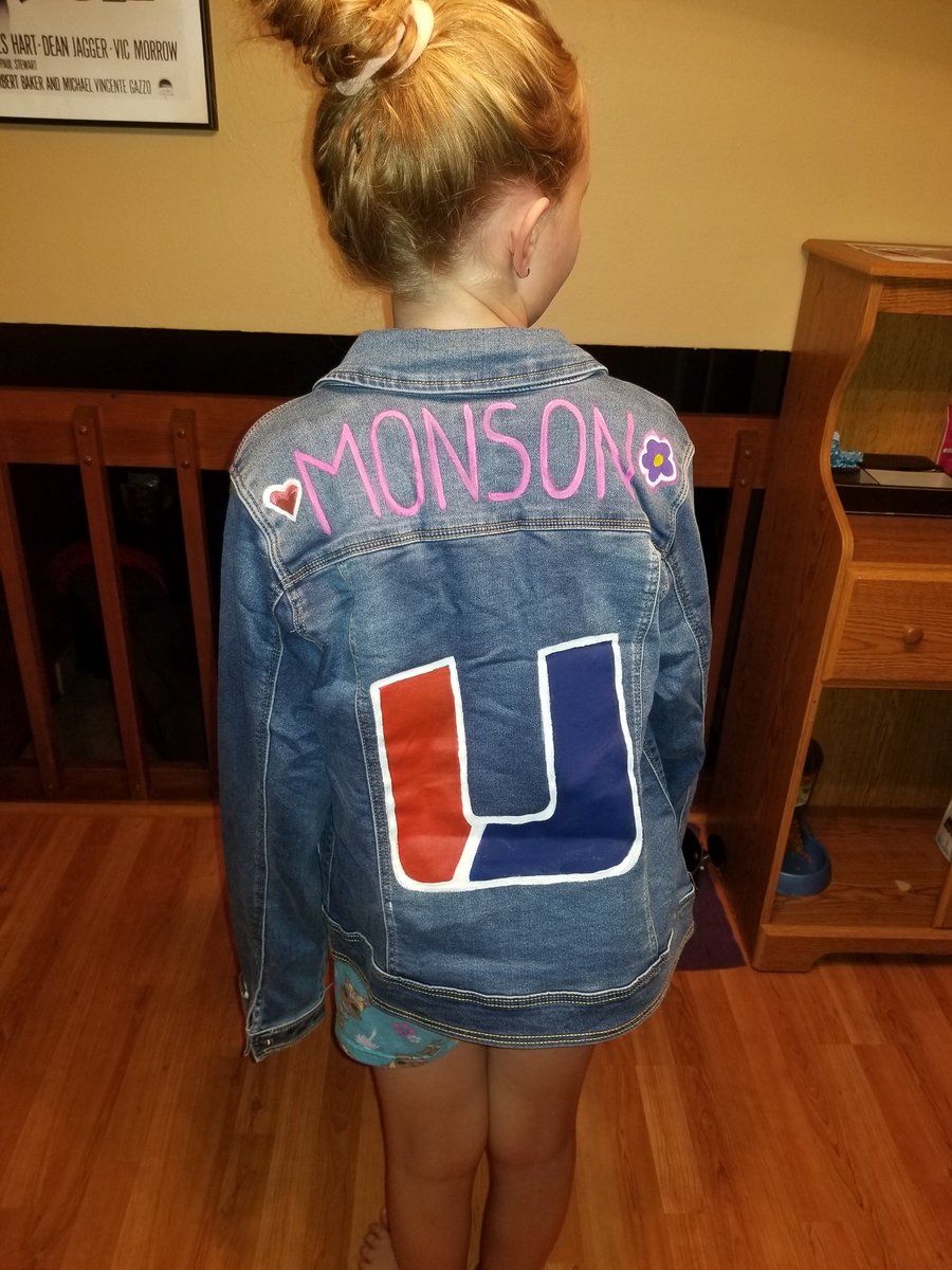 foxiroxy69's tweet photo. Ready for tomorrow's game @UrbandaleJHawks #jhawkfb #uhs #jhawks https://t.co/rwrGfJDoZU