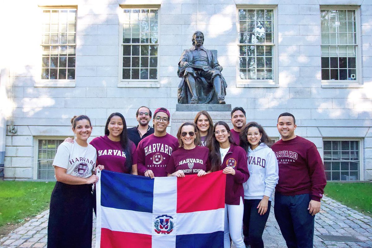 Los busque y los encontré.  Aquí un grupo de Dominicanos en Harvard, representando al país con orgullo.
