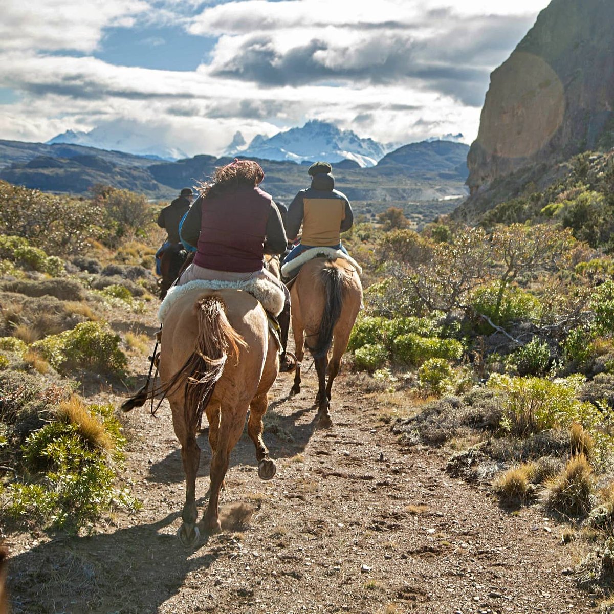 AysenPatagonia_'s tweet photo. Ven a conocer Puerto Ibáñez! 

Podrás cabalgar alrededor del pueblo y del lago General Carrera.
También pesca en el río Ibáñez y en Península Levicán, con vista al cerro Pirámide.
Escala en El Maitenal y antes de llegar verás el Salto del río Ibáñez.

ℹ️https://t.co/I32ALEkN6L https://t.co/fqGviCeree