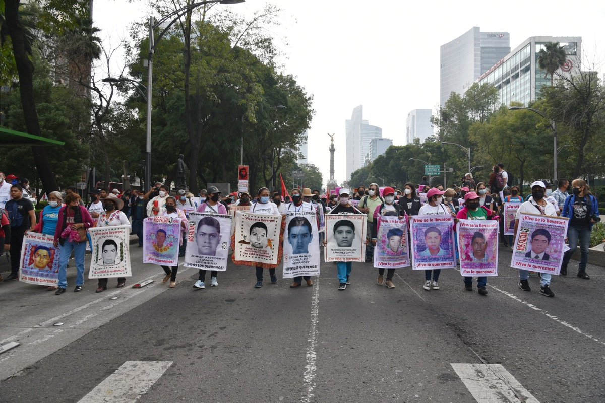 Tlachinollan's tweet photo. 🚨A siete años nuestra herida sigue sangrando | #Tlachinollan | 👀Para el gobierno hay avances, pero para nosotros como padres y madres de #Ayotzinapa que no sabemos de nuestros hijos y que sufrimos su ausencia día a día...👉https://t.co/QJLL6BUnQM https://t.co/HXgJz9cjny