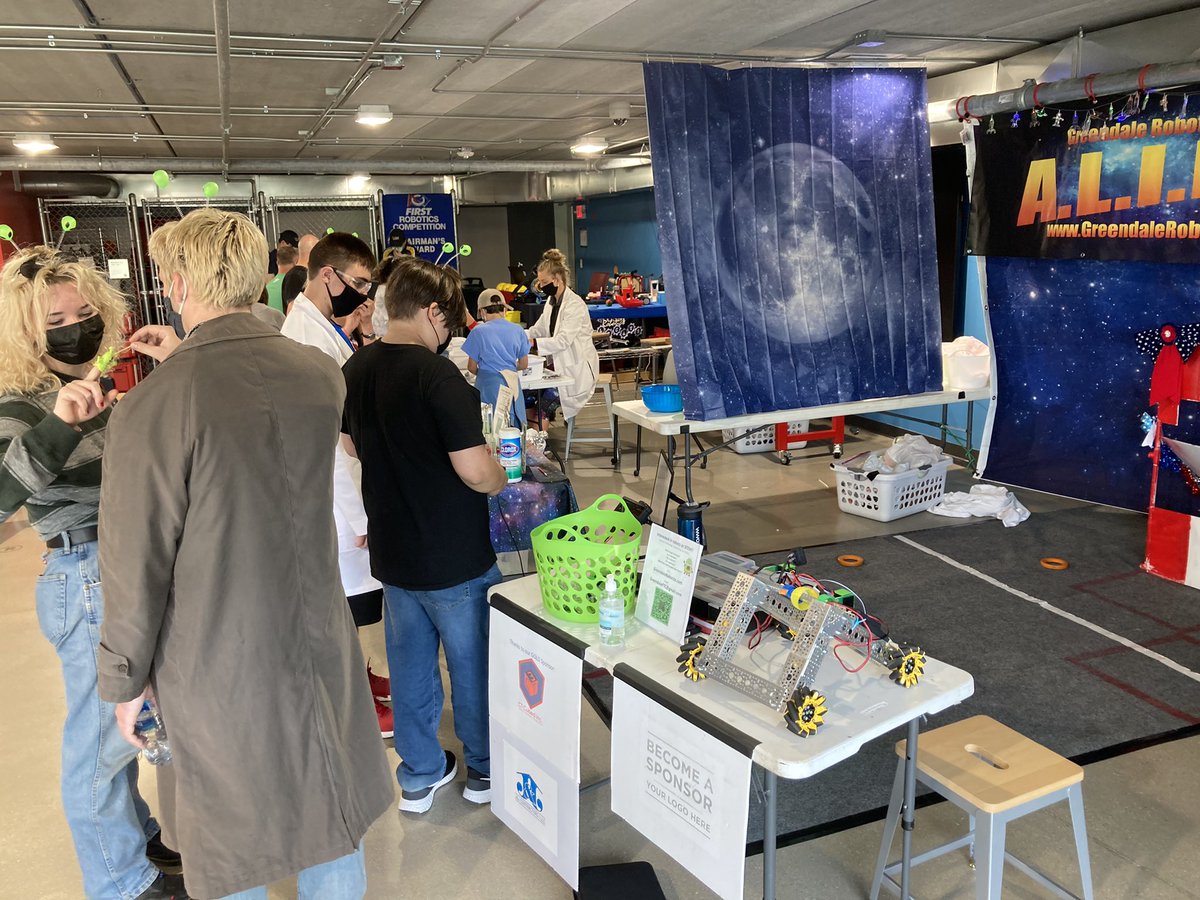 FtcGreendale's tweet photo. Day 2 @mkemakerfaire was awesome!  We built so many foil boats, paper bridges and designed SO many ball drop devices! And it’s always awesome talkin’ bots with other @ftcteams @knackrobotics @ftcteam9956 and @usmrobotics ! https://t.co/h4ax0g4WaA