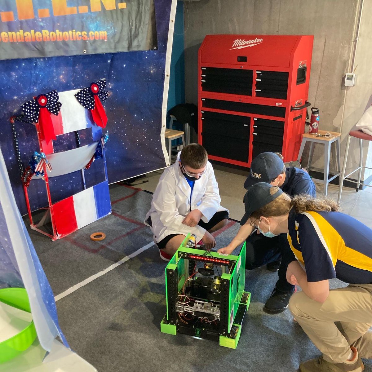 FtcGreendale's tweet photo. Day 2 @mkemakerfaire was awesome!  We built so many foil boats, paper bridges and designed SO many ball drop devices! And it’s always awesome talkin’ bots with other @ftcteams @knackrobotics @ftcteam9956 and @usmrobotics ! https://t.co/h4ax0g4WaA