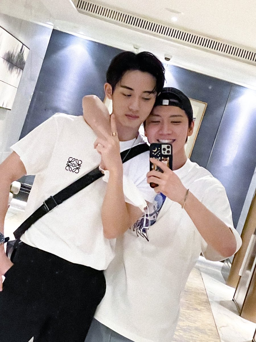 NCTupdating's tweet photo. IM SO HAPPY 😭😭😭 https://t.co/fahTzLb5De